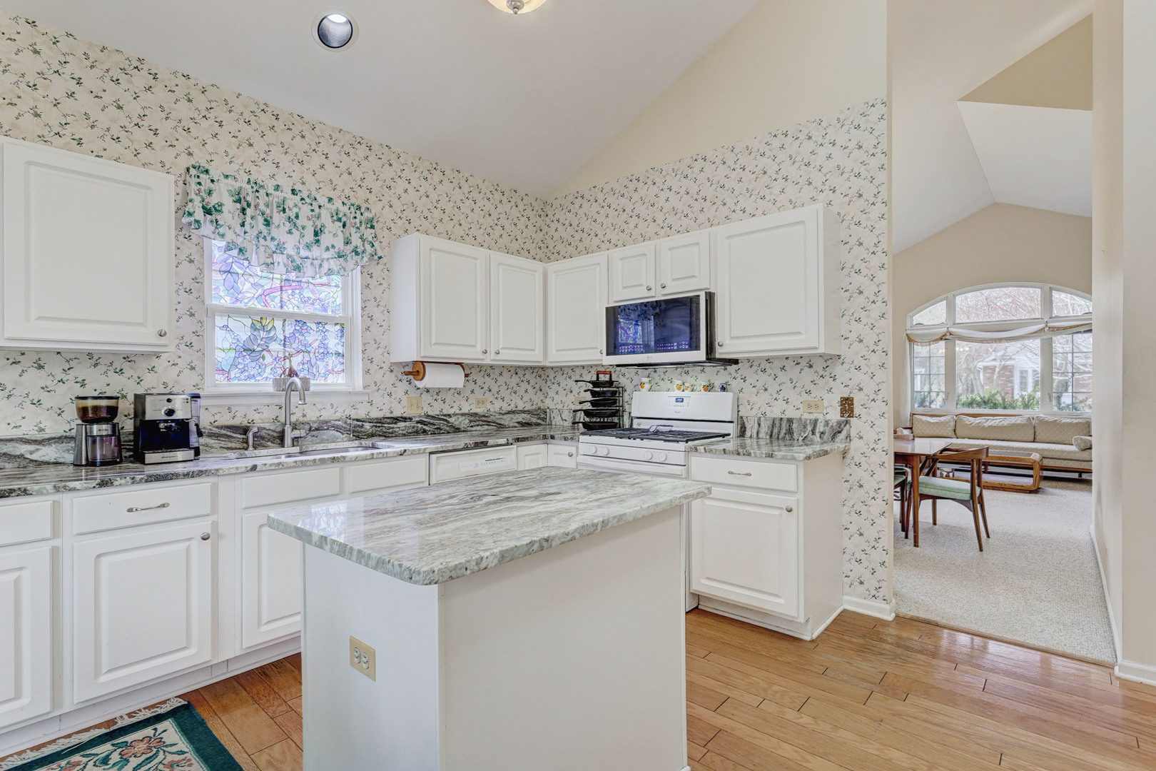 102 N Crooked Lake Lane, Lindenhurst, IL 60046