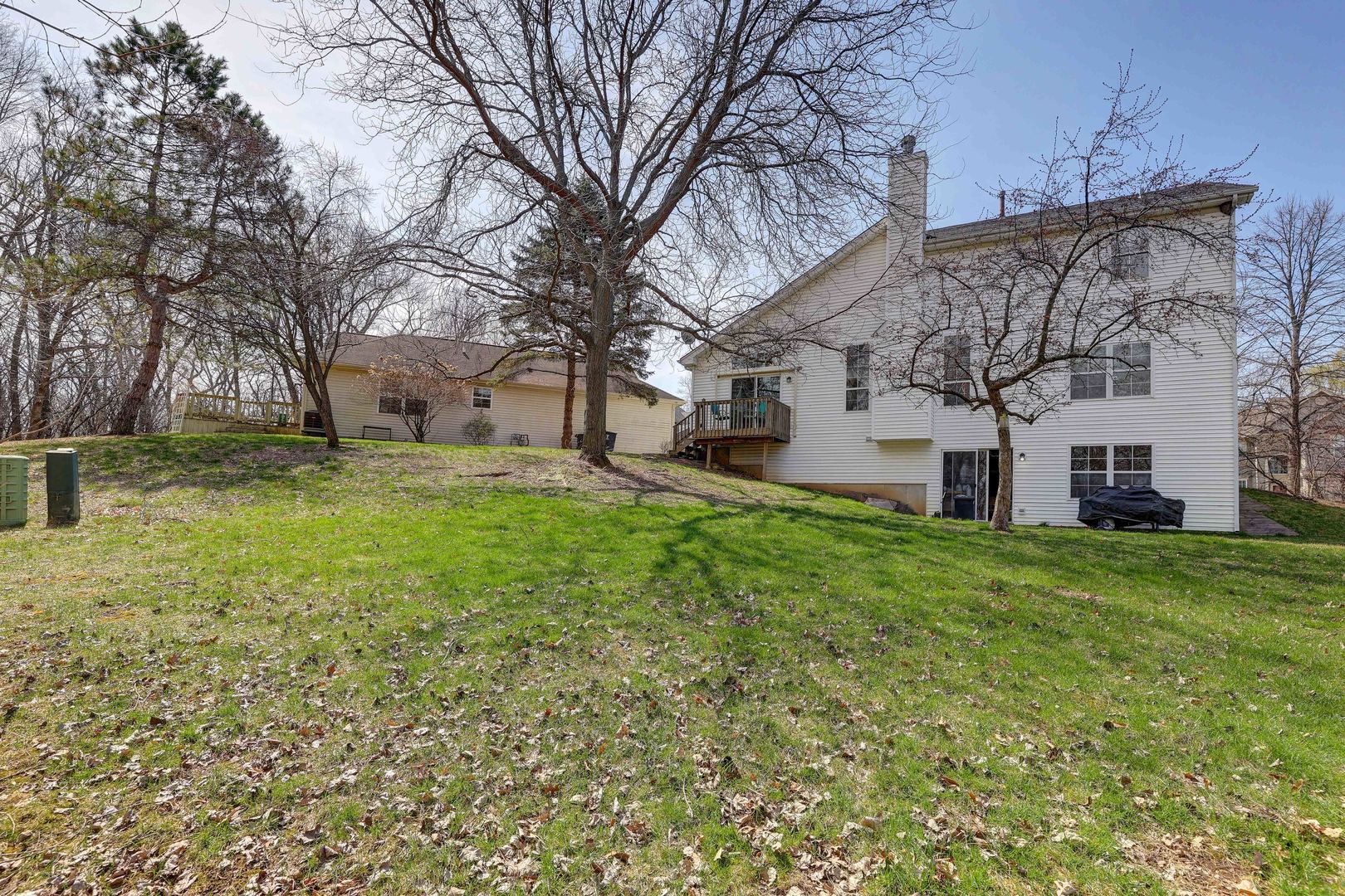 102 N Crooked Lake Lane, Lindenhurst, IL 60046