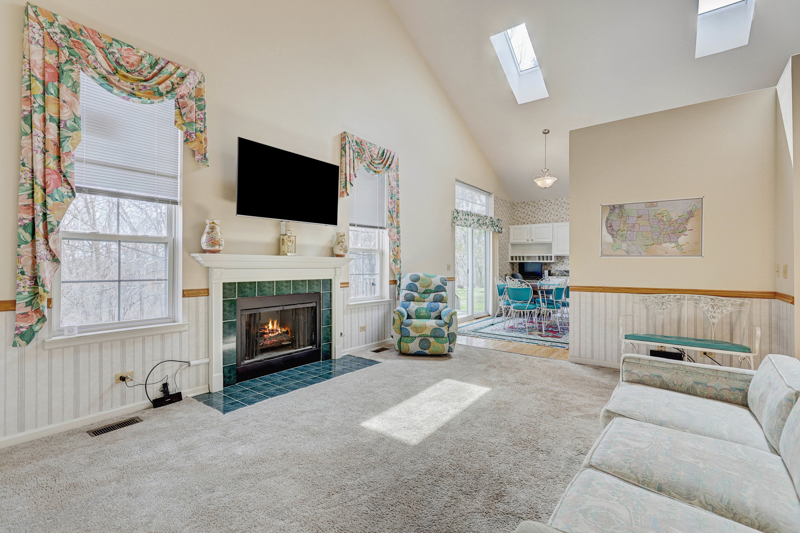 102 N Crooked Lake Lane, Lindenhurst, IL 60046