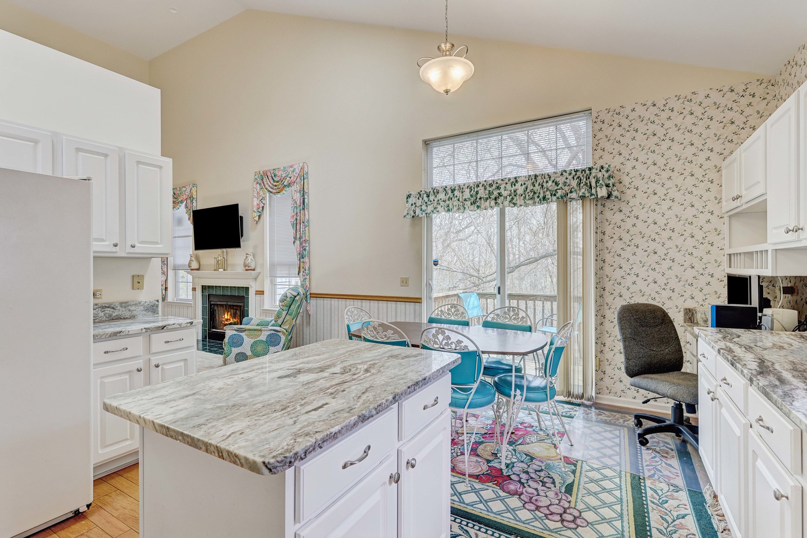 102 N Crooked Lake Lane, Lindenhurst, IL 60046