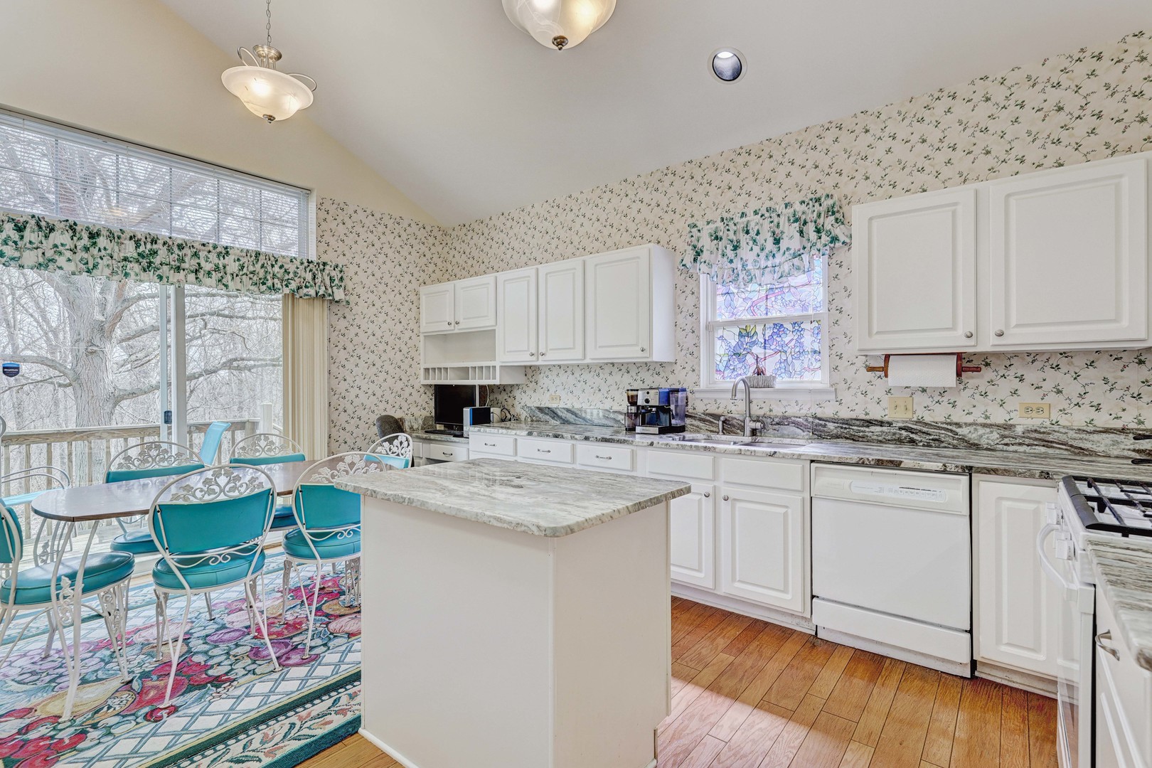 102 N Crooked Lake Lane, Lindenhurst, IL 60046