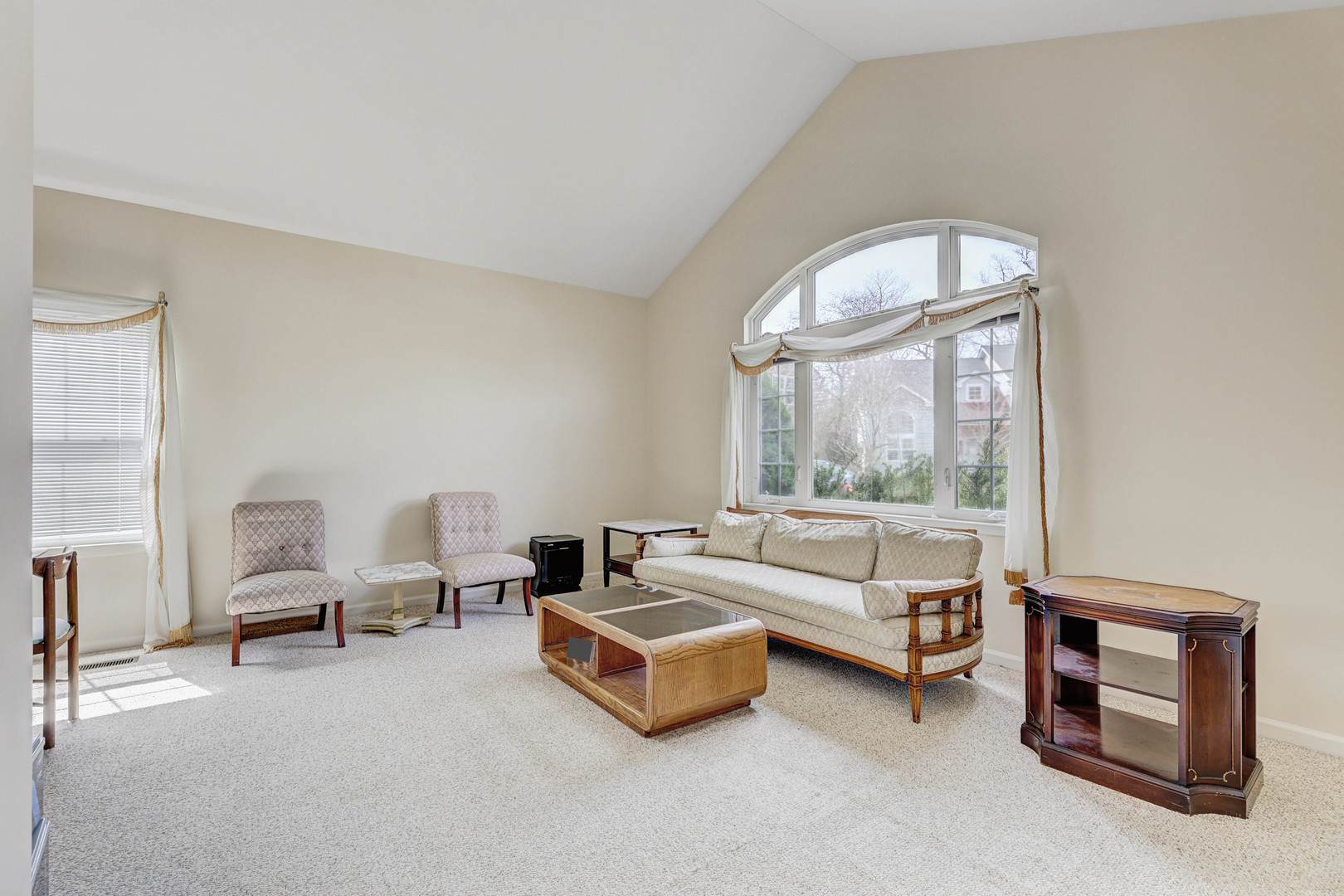 102 N Crooked Lake Lane, Lindenhurst, IL 60046