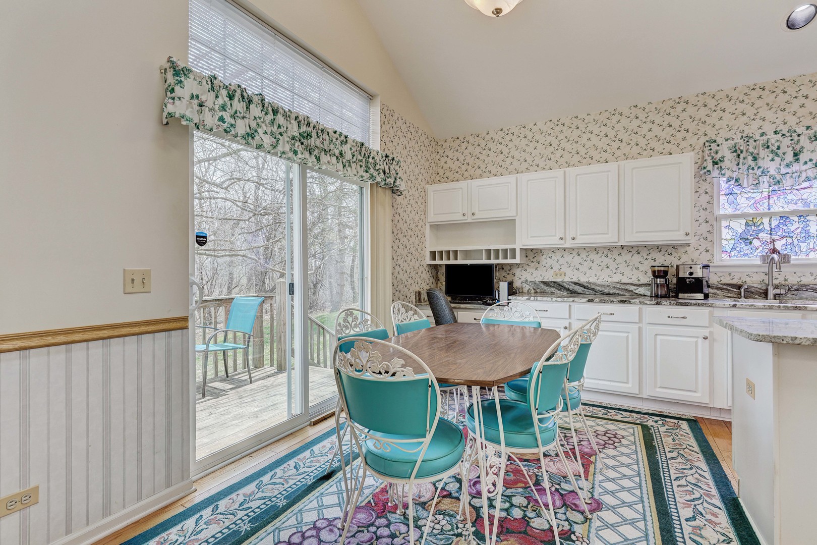 102 N Crooked Lake Lane, Lindenhurst, IL 60046