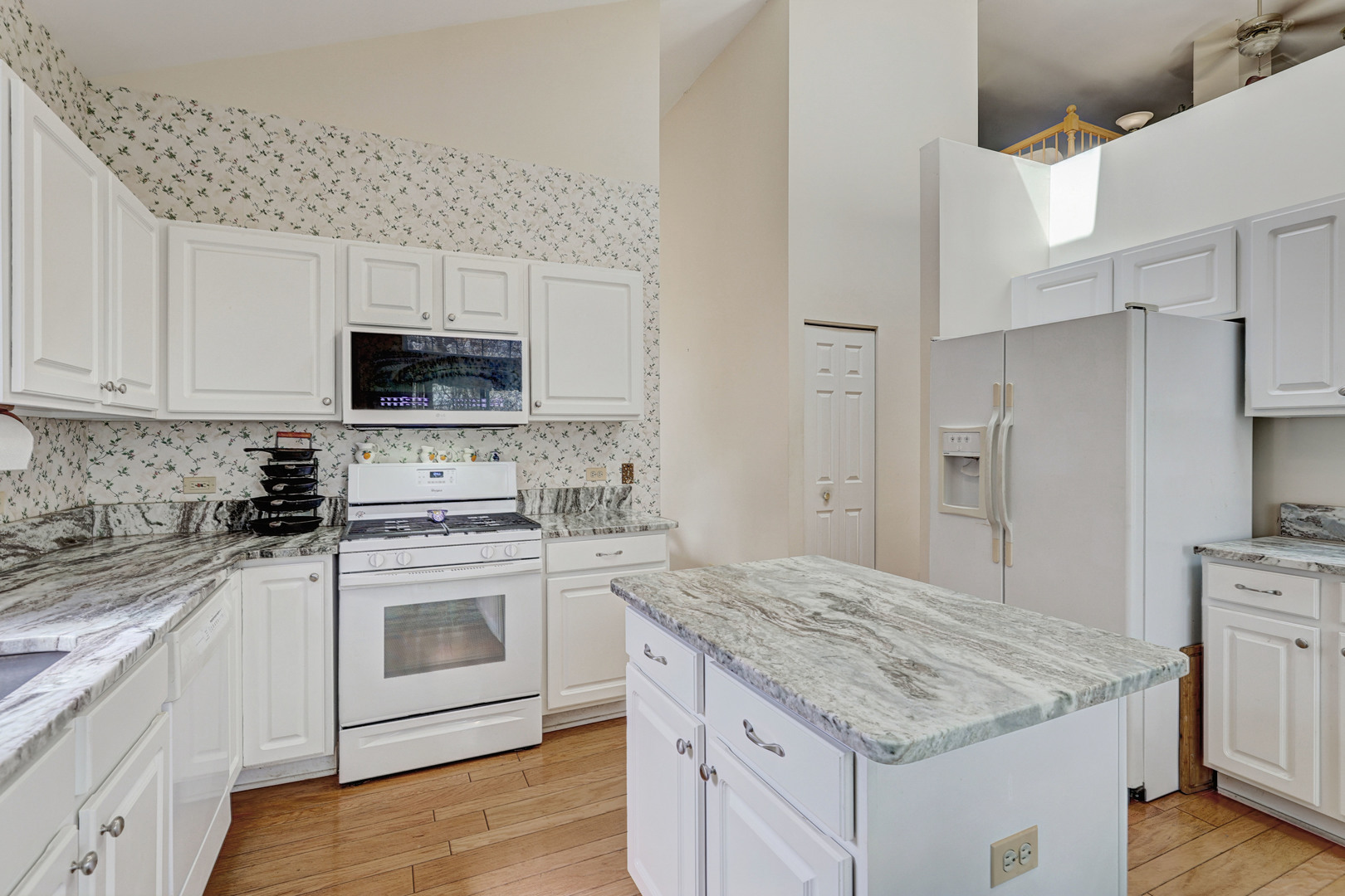 102 N Crooked Lake Lane, Lindenhurst, IL 60046