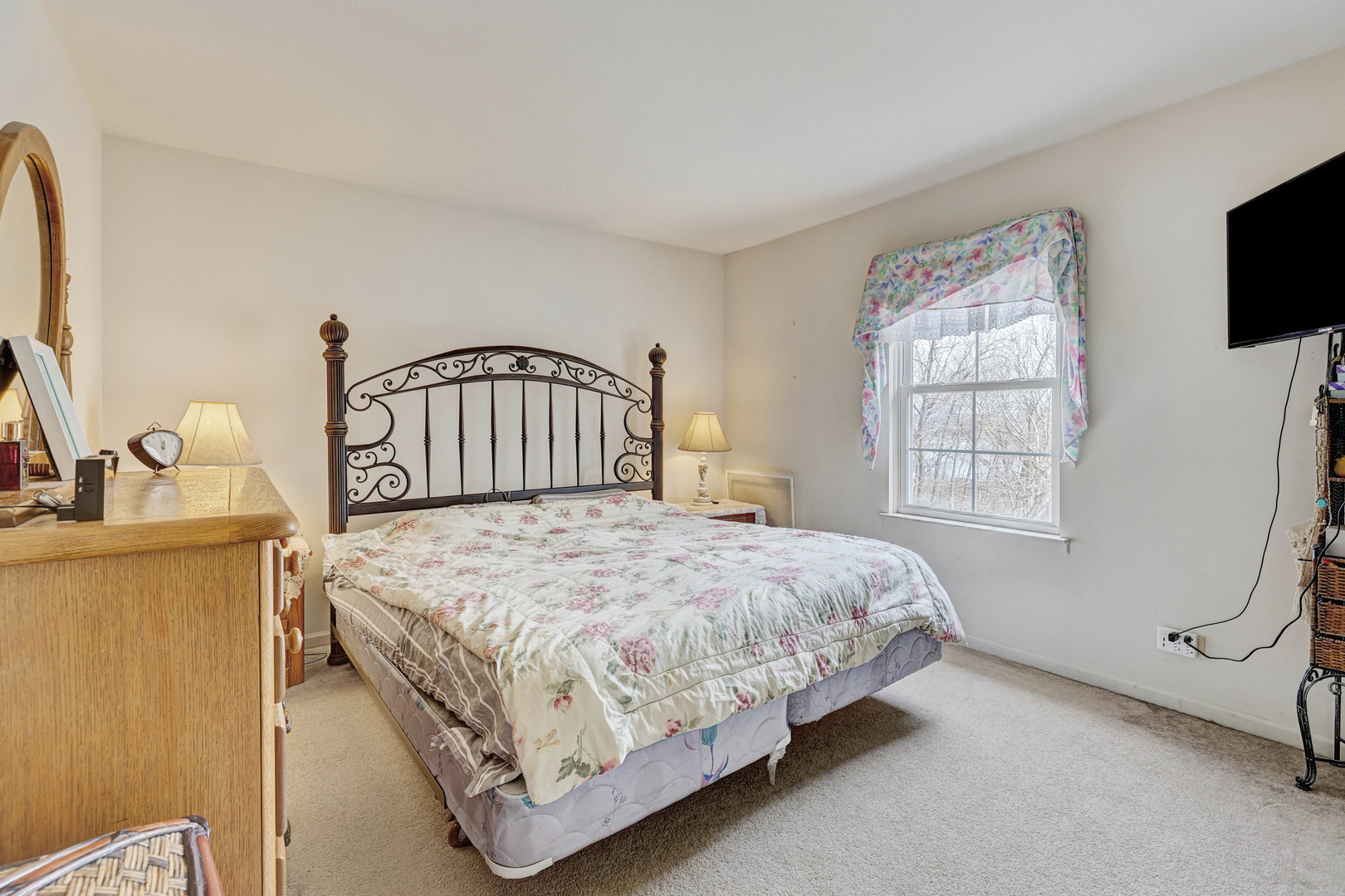 102 N Crooked Lake Lane, Lindenhurst, IL 60046