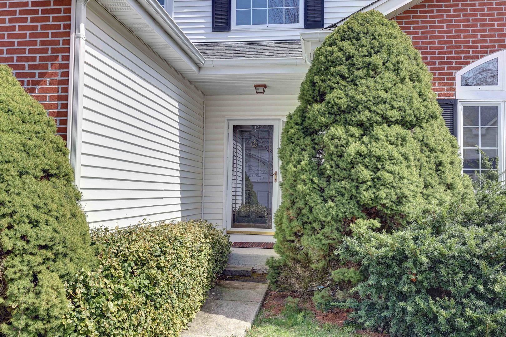 102 N Crooked Lake Lane, Lindenhurst, IL 60046