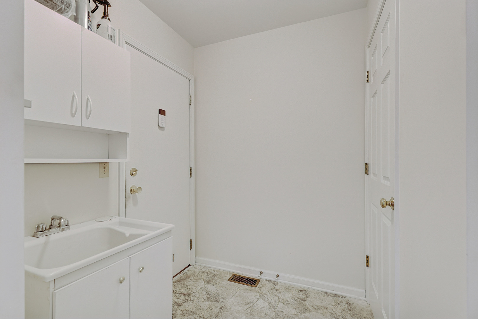 102 N Crooked Lake Lane, Lindenhurst, IL 60046