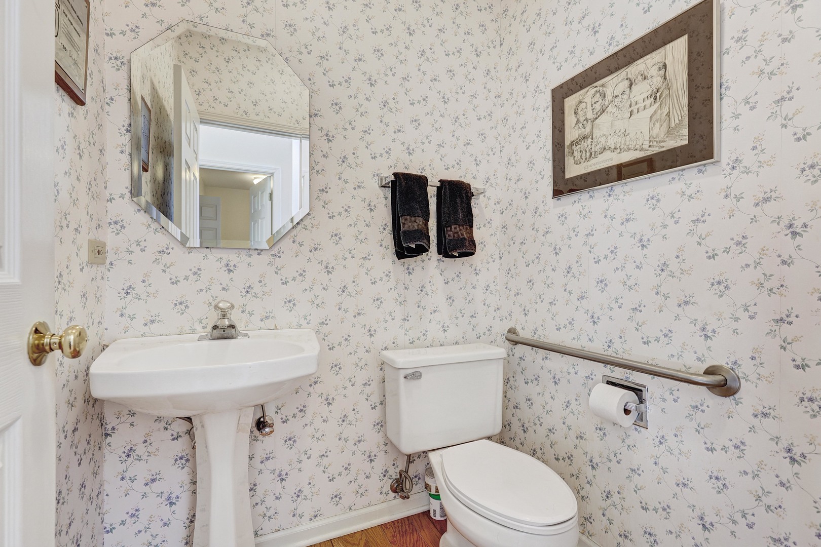 102 N Crooked Lake Lane, Lindenhurst, IL 60046