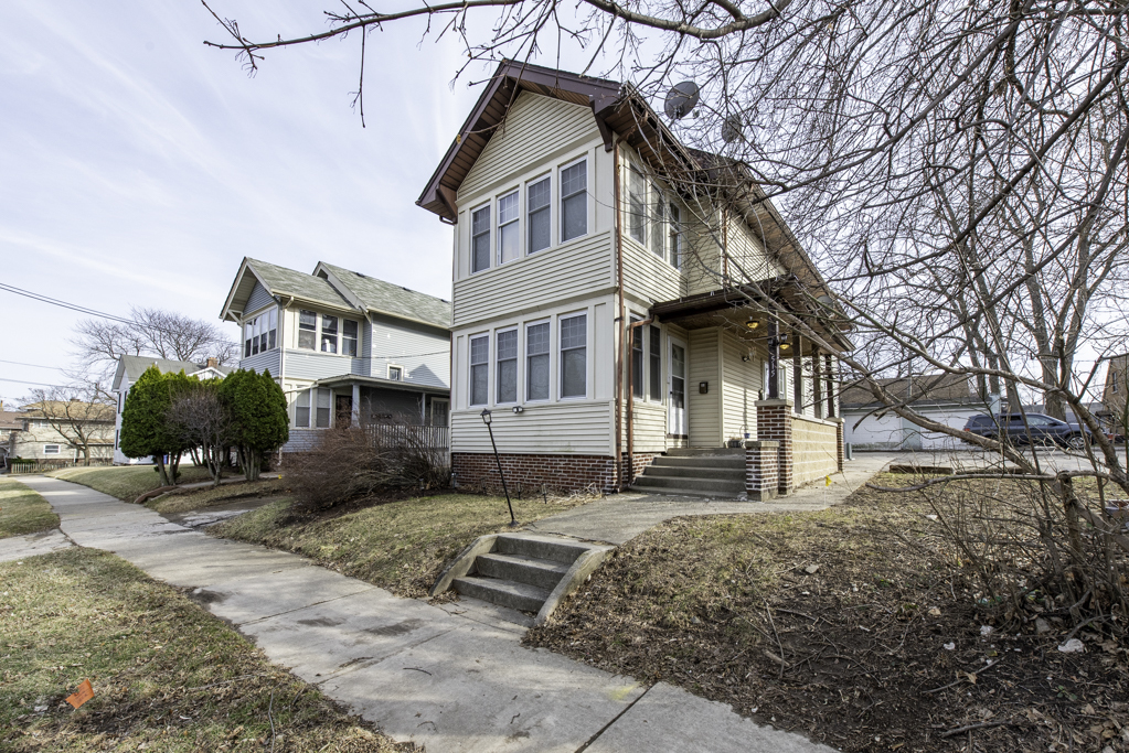 515 2nd Street #2, Waukegan, IL 60085