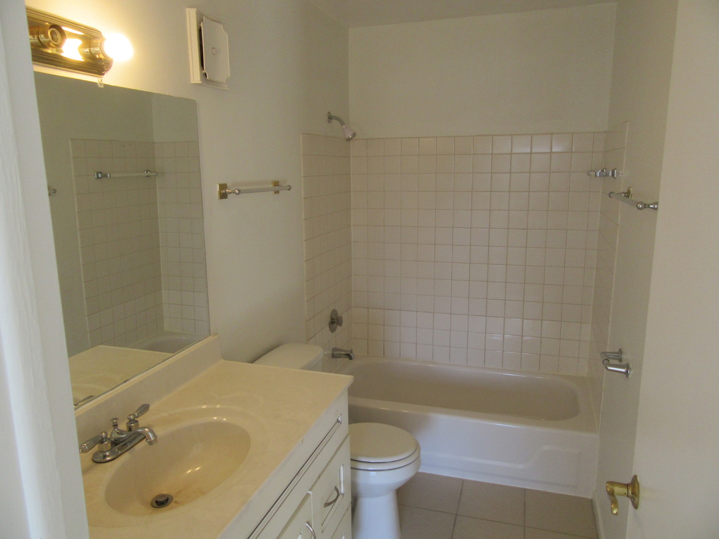 733 LIMERICK Lane #3D, Schaumburg, IL 60193