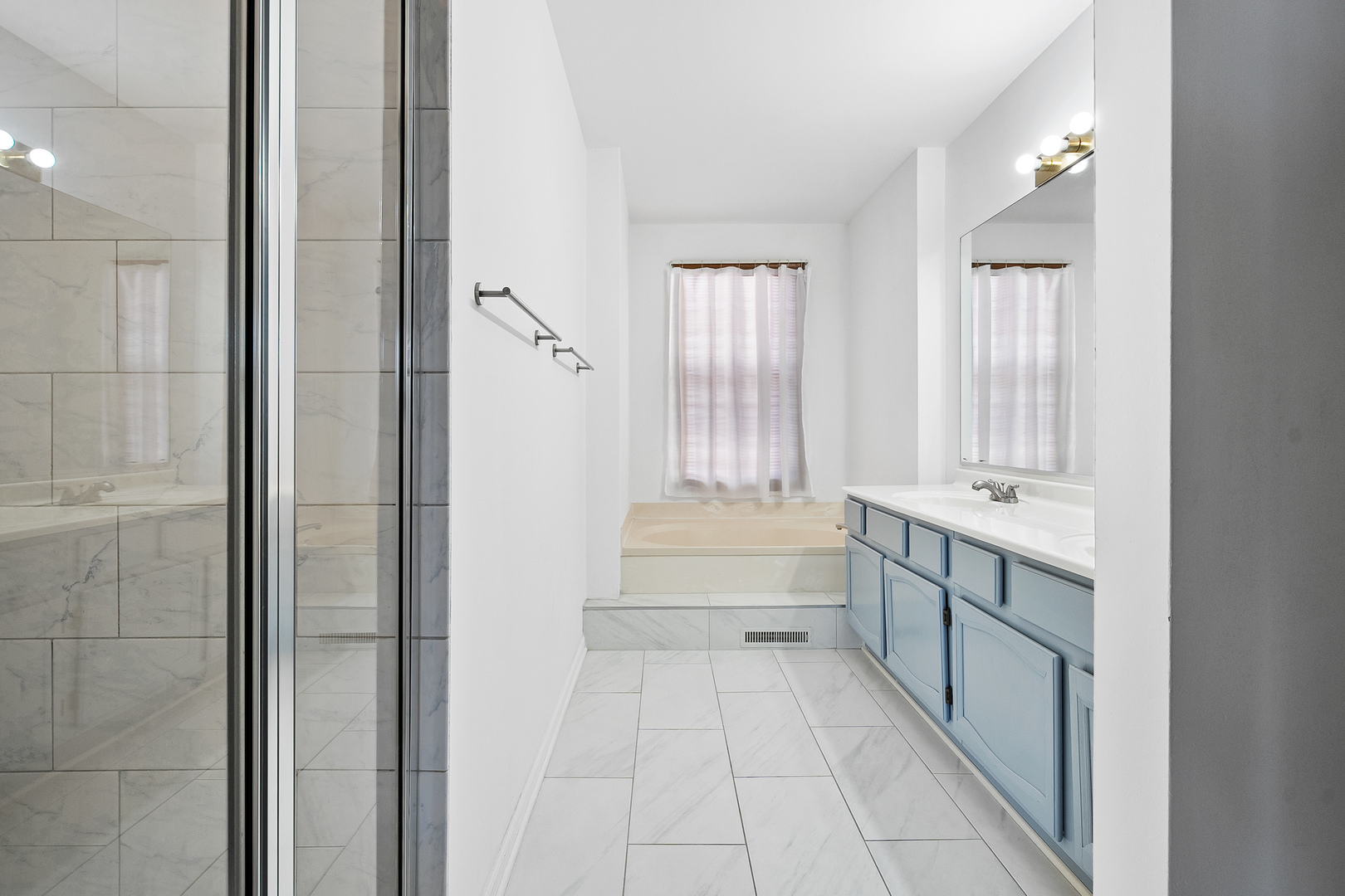 1404 W Sapphire Drive, Hoffman Estates, IL 60192