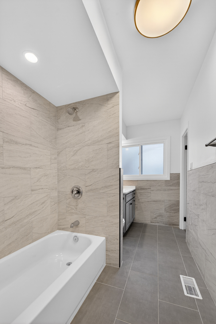 500 Colgate Court, Hoffman Estates, IL 60169