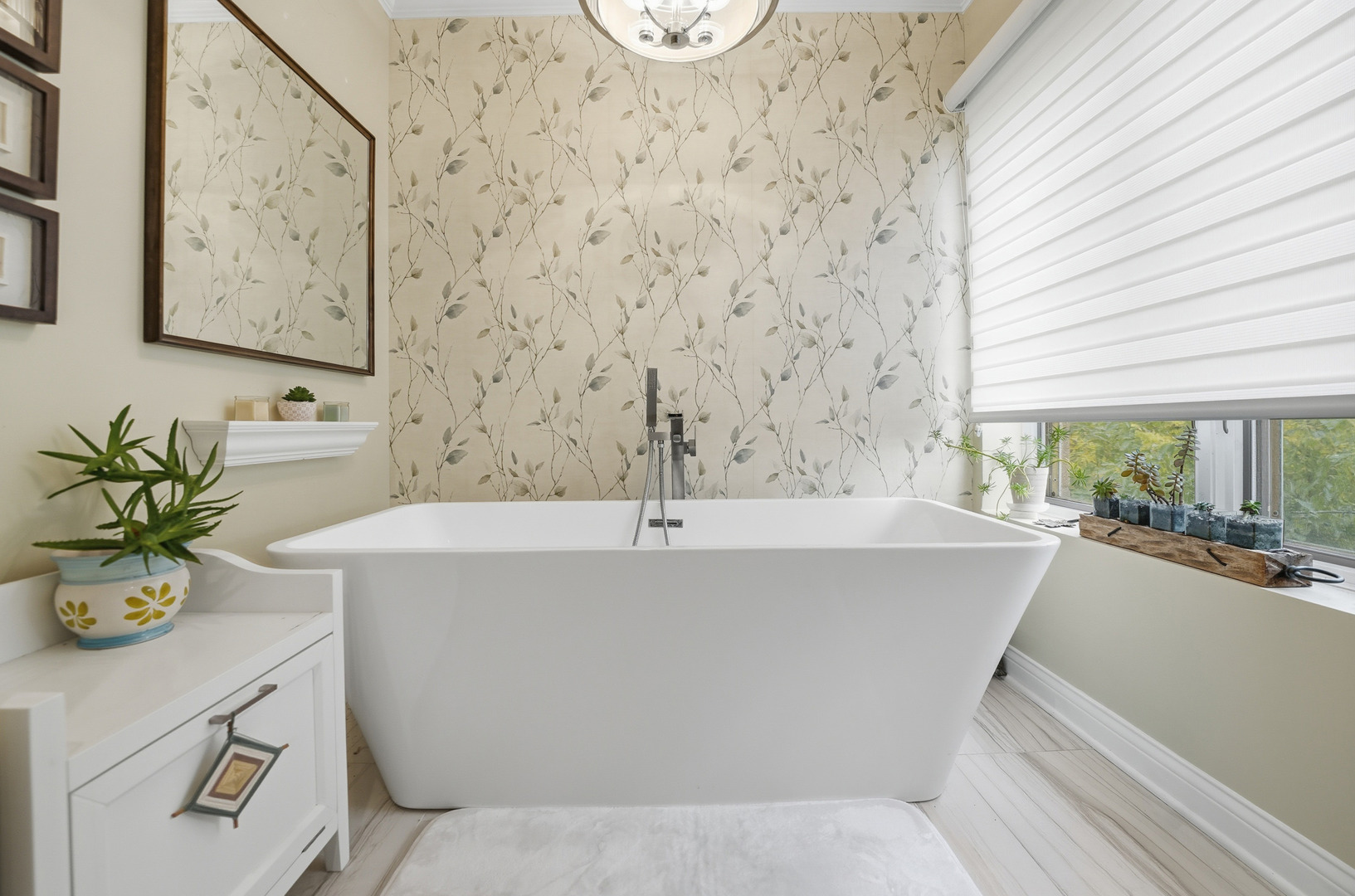 15 Manchester Lane, Elmhurst, IL 60126