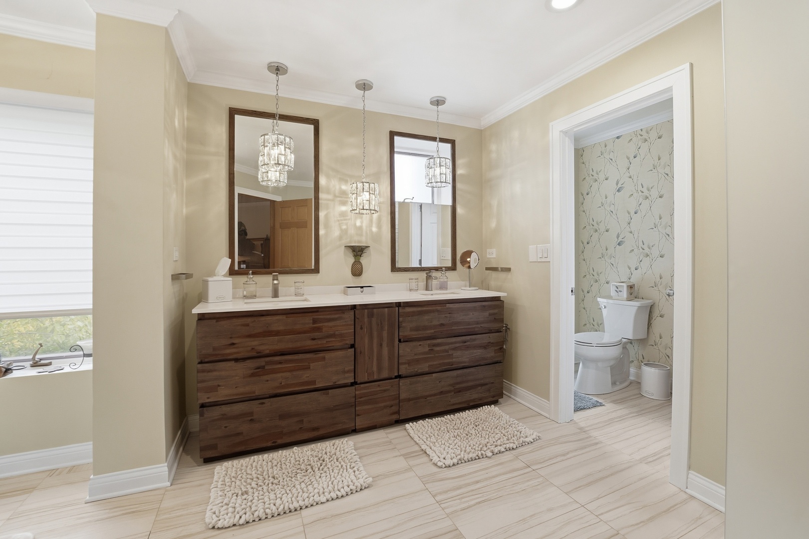 15 Manchester Lane, Elmhurst, IL 60126