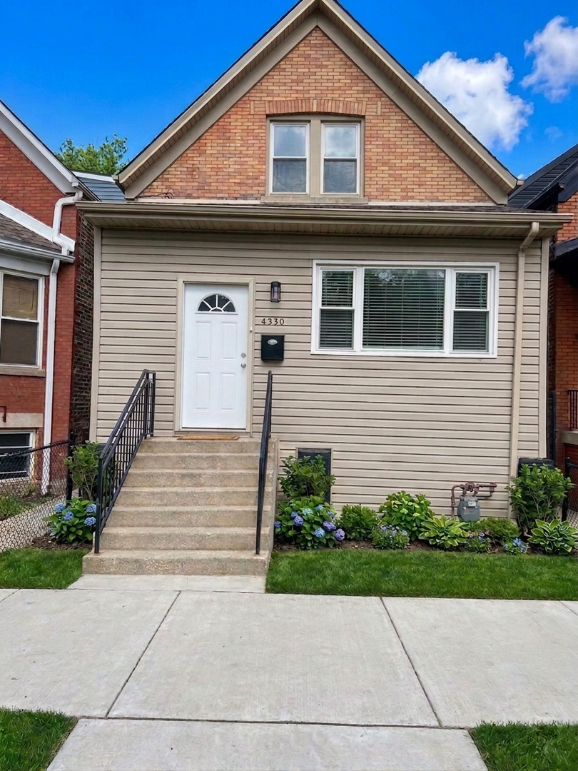 4530 W Maypole Avenue, Chicago, IL 60624