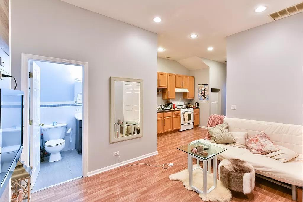 840 N Damen Avenue, Chicago, IL 60622