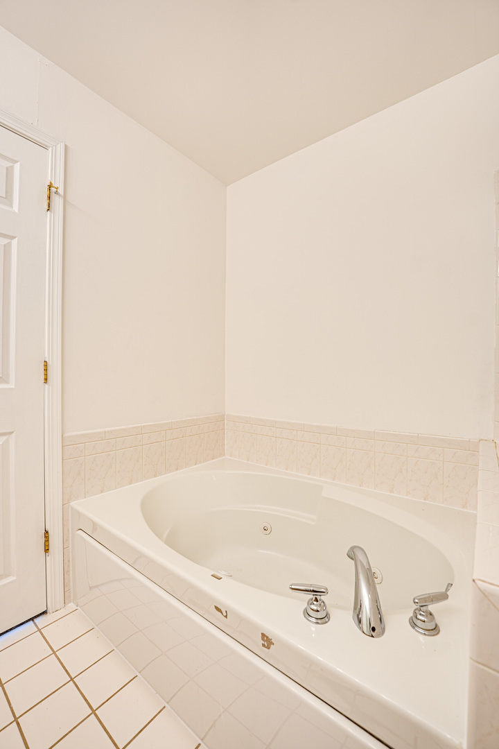 2963 SAGANASHKEE Lane #2963, Naperville, IL 60564