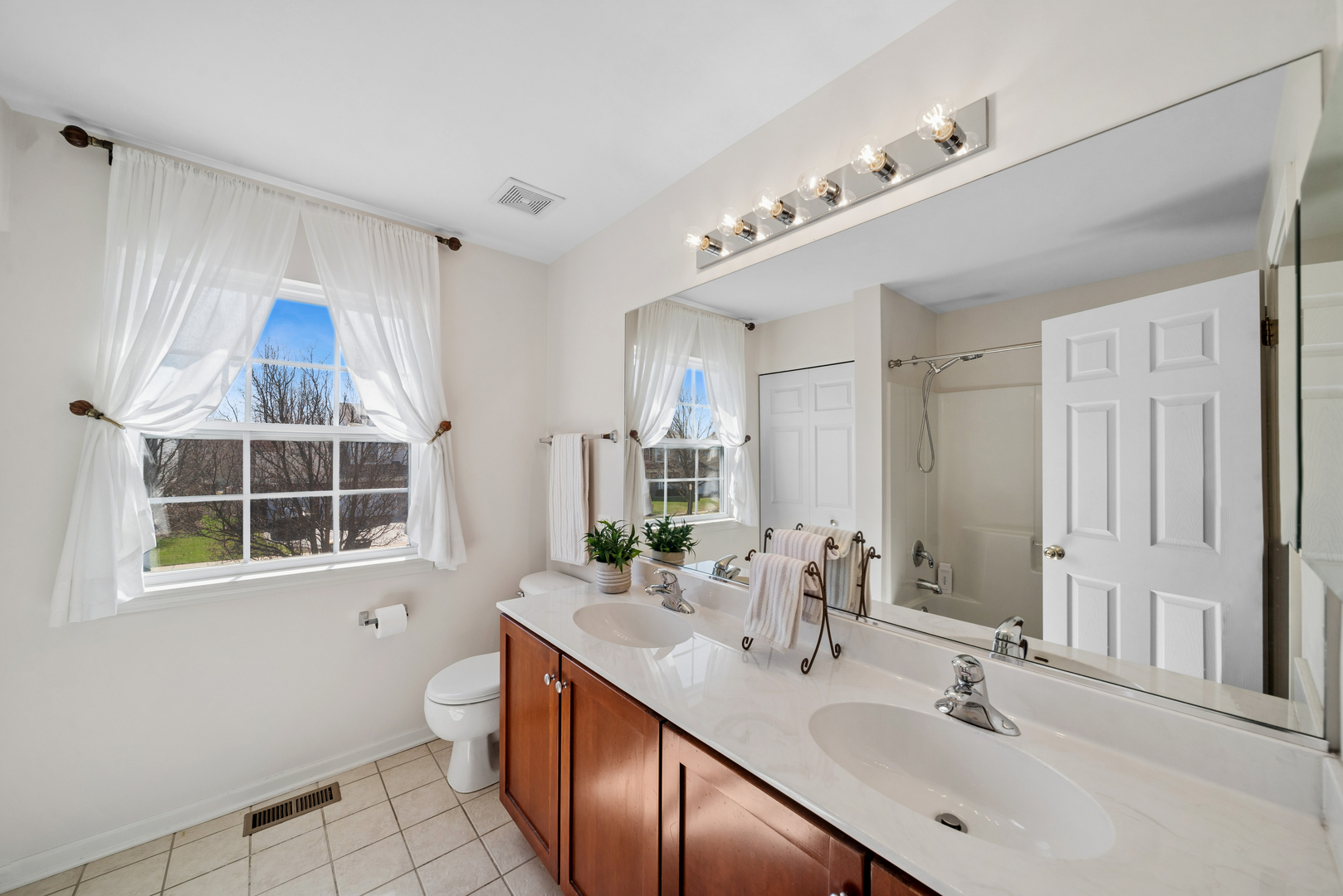 223 Ashcroft Lane, Oswego, IL 60543