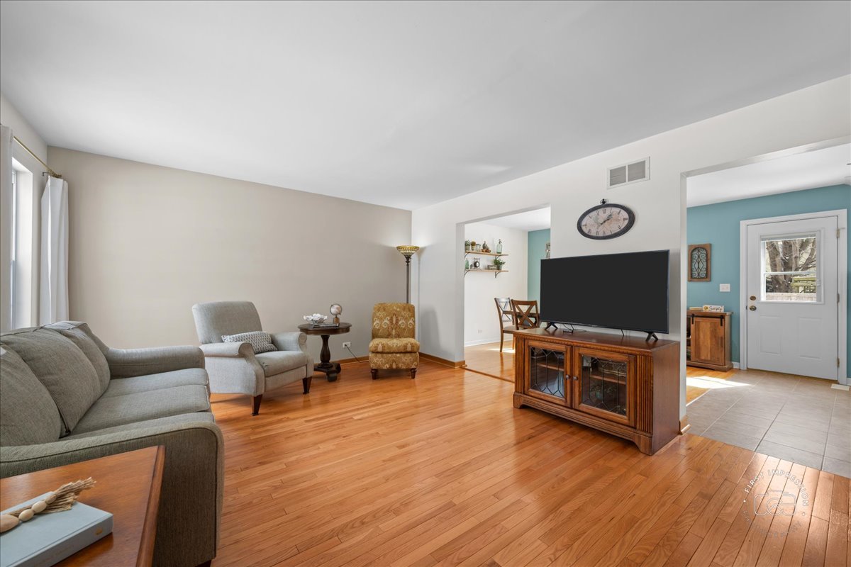 645 E State Street, South Elgin, IL 60177