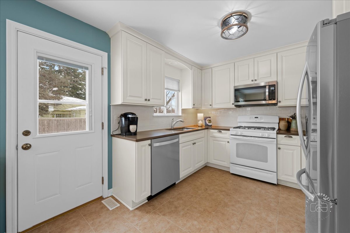 645 E State Street, South Elgin, IL 60177