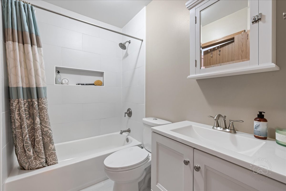 645 E State Street, South Elgin, IL 60177