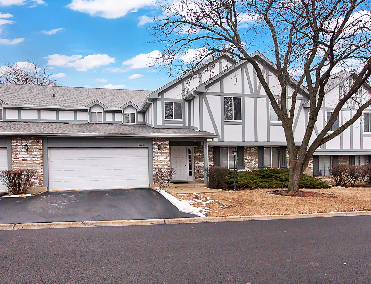 340 Springlake Lane #D, Aurora, IL 60504