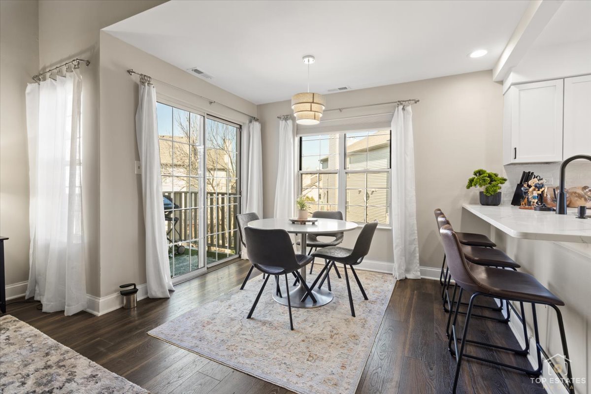 132 White Oak Court #5, Schaumburg, IL 60195