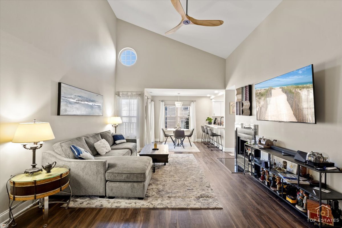 132 White Oak Court #5, Schaumburg, IL 60195