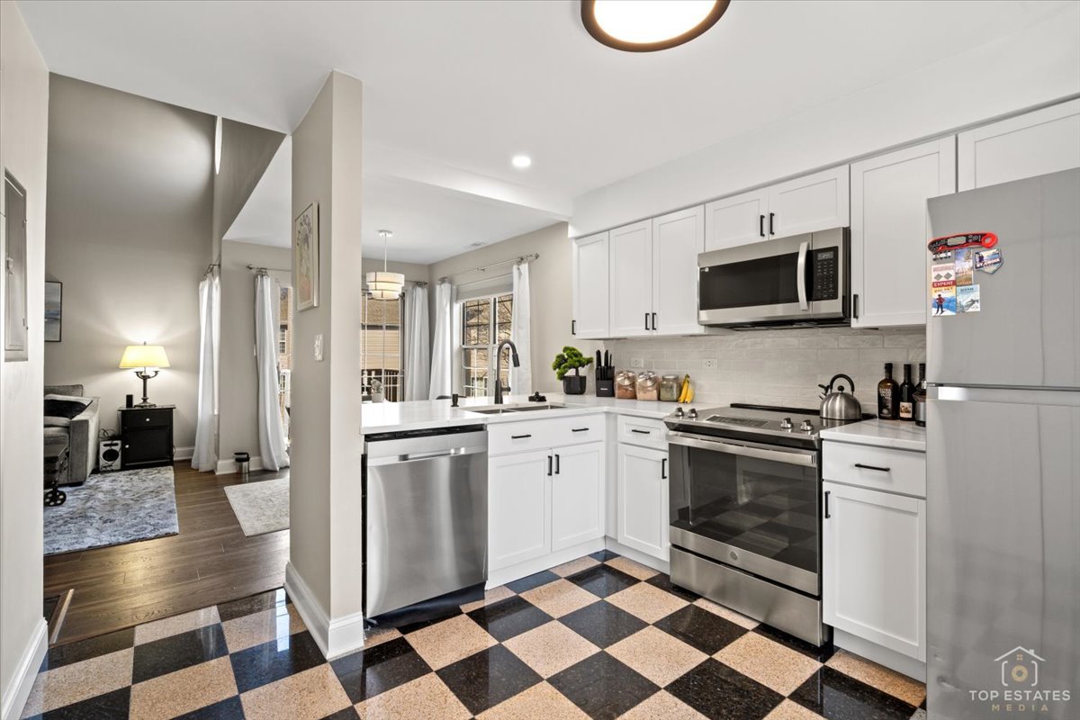 132 White Oak Court #5, Schaumburg, IL 60195