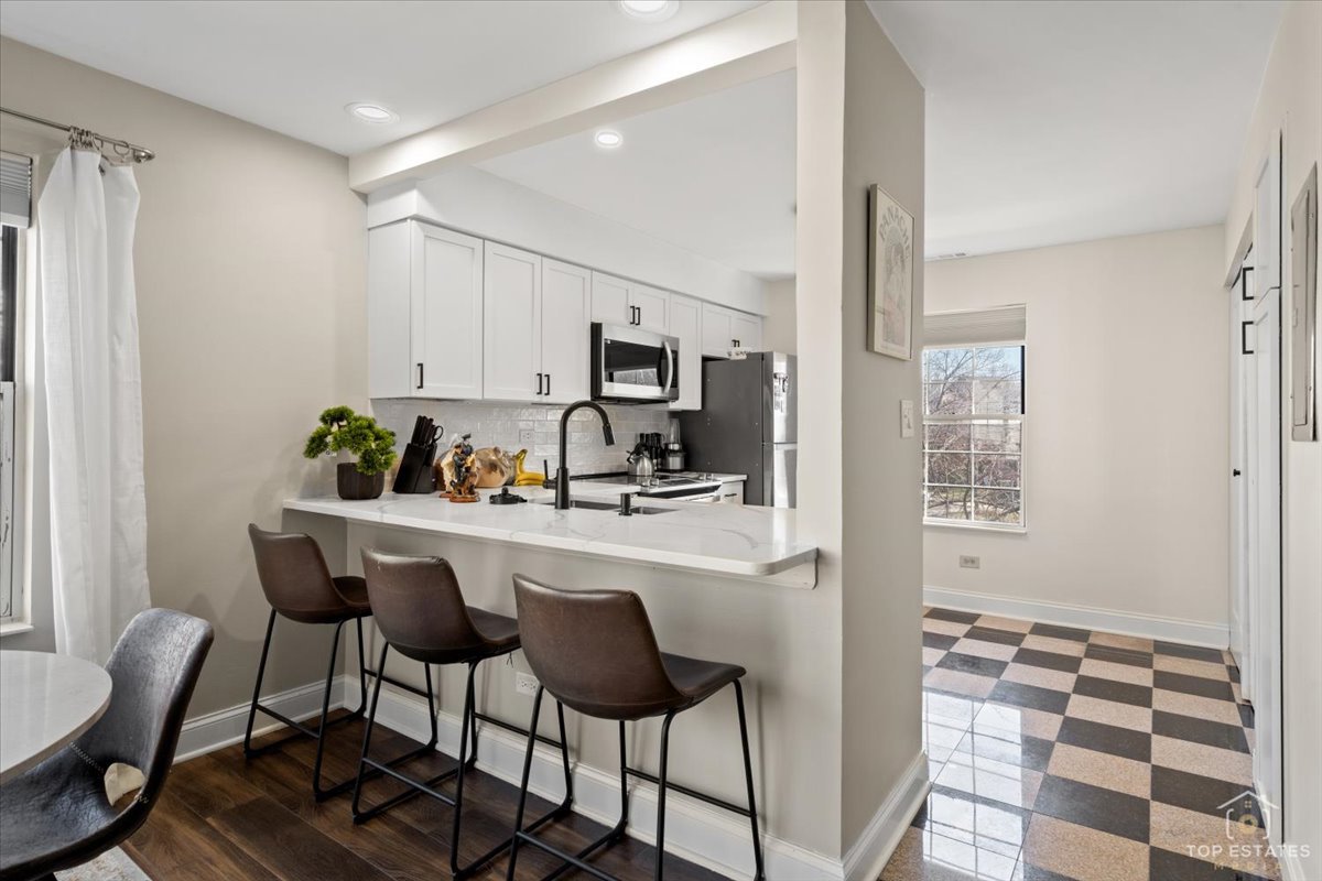 132 White Oak Court #5, Schaumburg, IL 60195