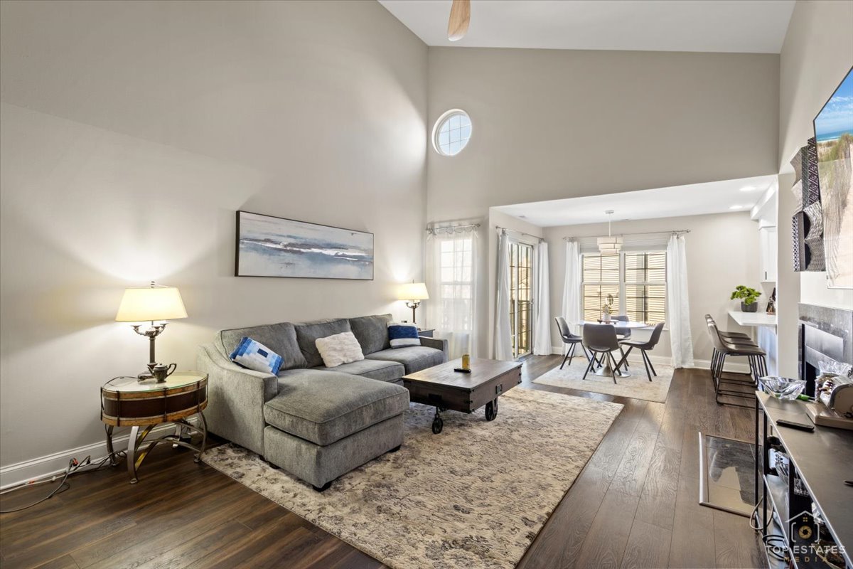 132 White Oak Court #5, Schaumburg, IL 60195