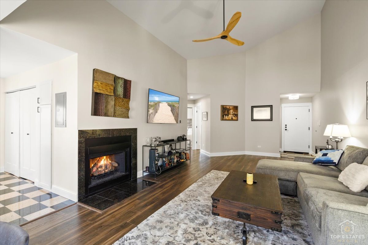 132 White Oak Court #5, Schaumburg, IL 60195