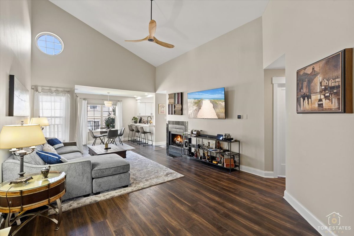 132 White Oak Court #5, Schaumburg, IL 60195