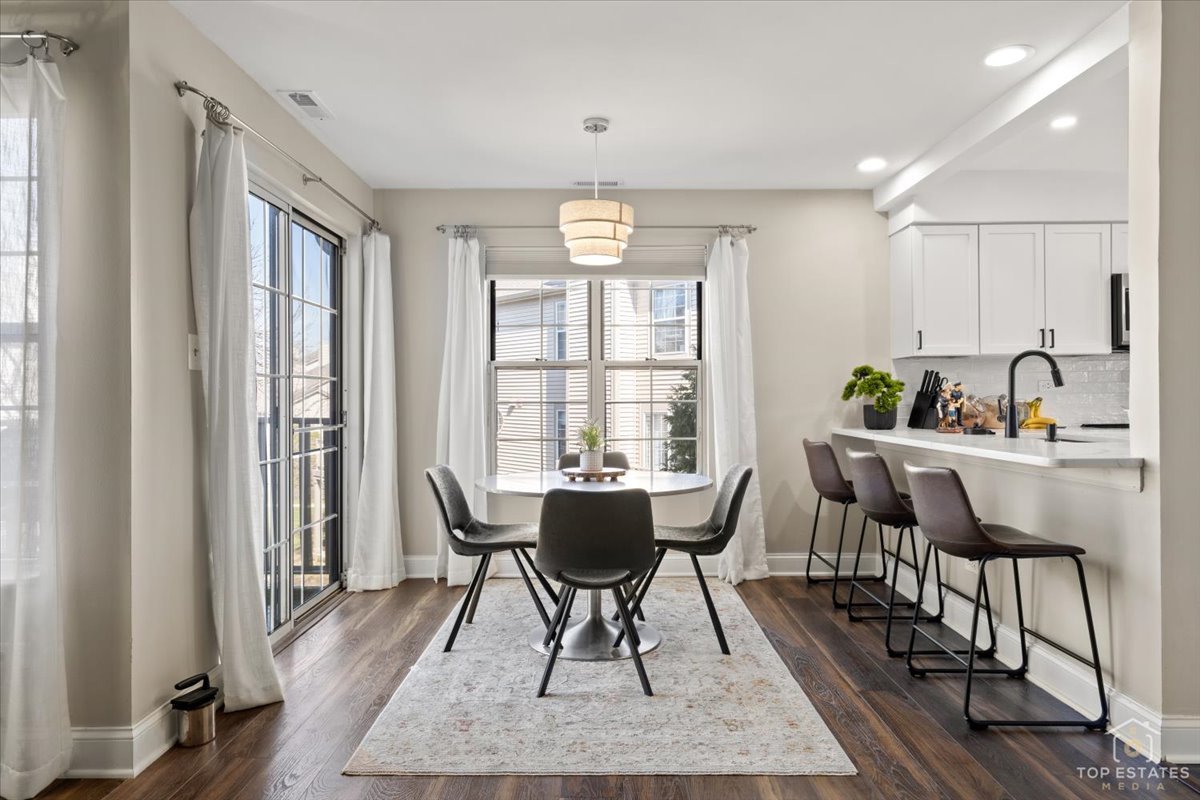 132 White Oak Court #5, Schaumburg, IL 60195