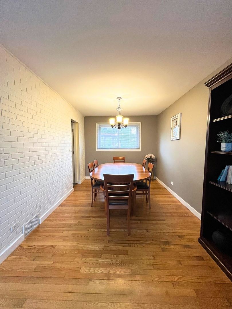 17W484 Earl Court, Darien, IL 60561