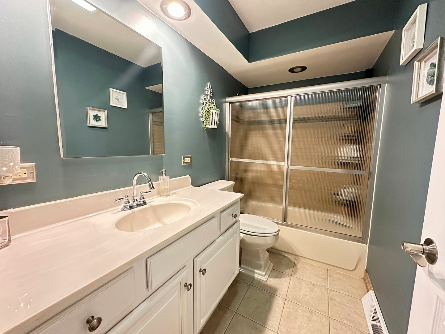 17W484 Earl Court, Darien, IL 60561