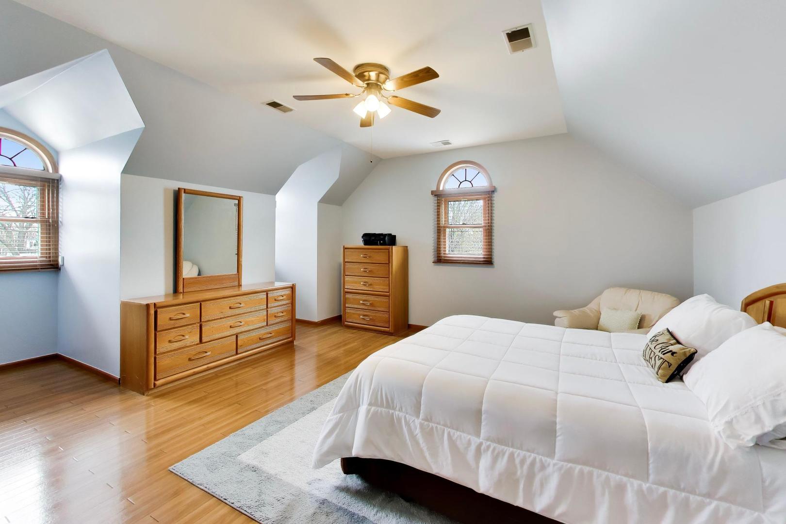 9641 E Shore Drive, Oak Lawn, IL 60453