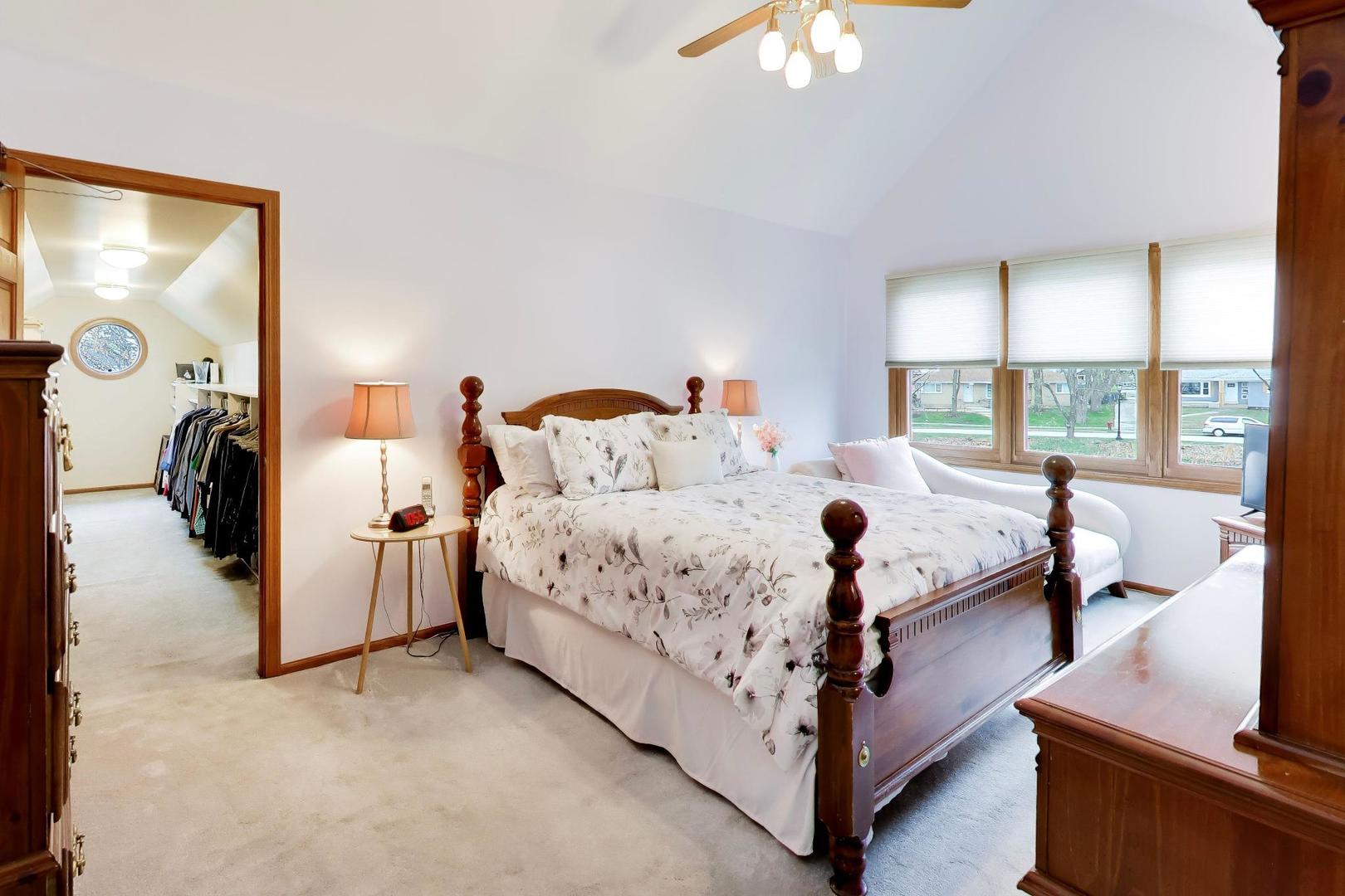 9641 E Shore Drive, Oak Lawn, IL 60453