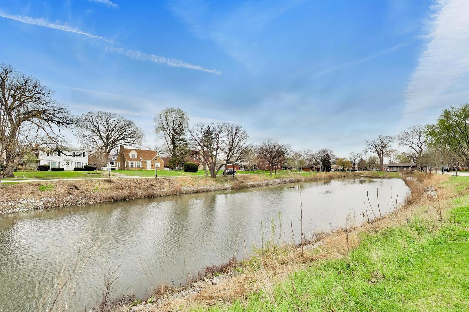 9641 E Shore Drive, Oak Lawn, IL 60453