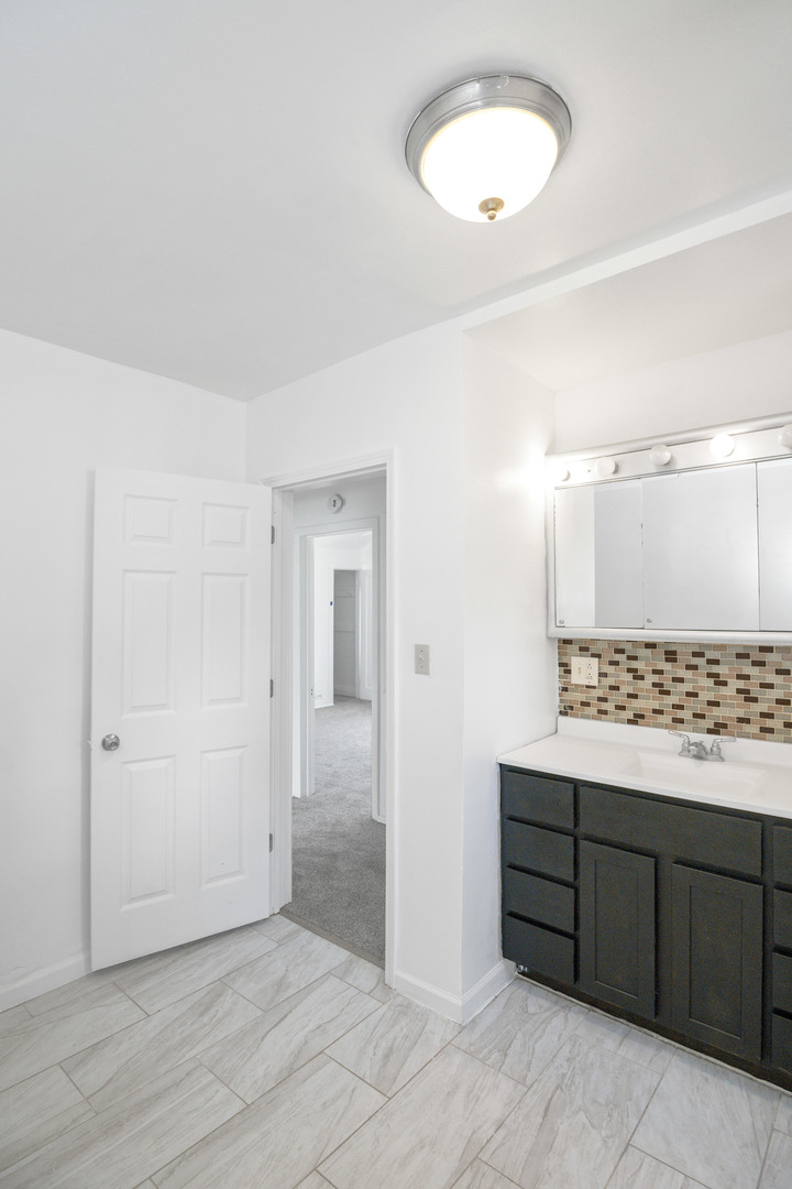 235 N ARDMORE Avenue, Villa Park, IL 60181