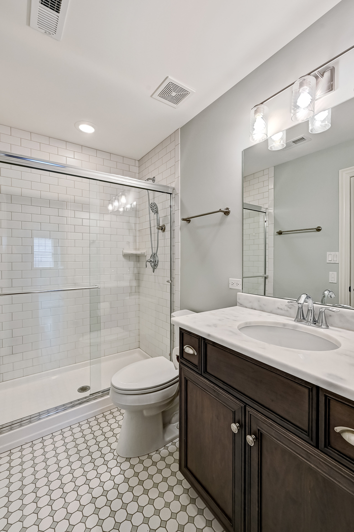 4 Oxford Avenue, Clarendon Hills, IL 60514