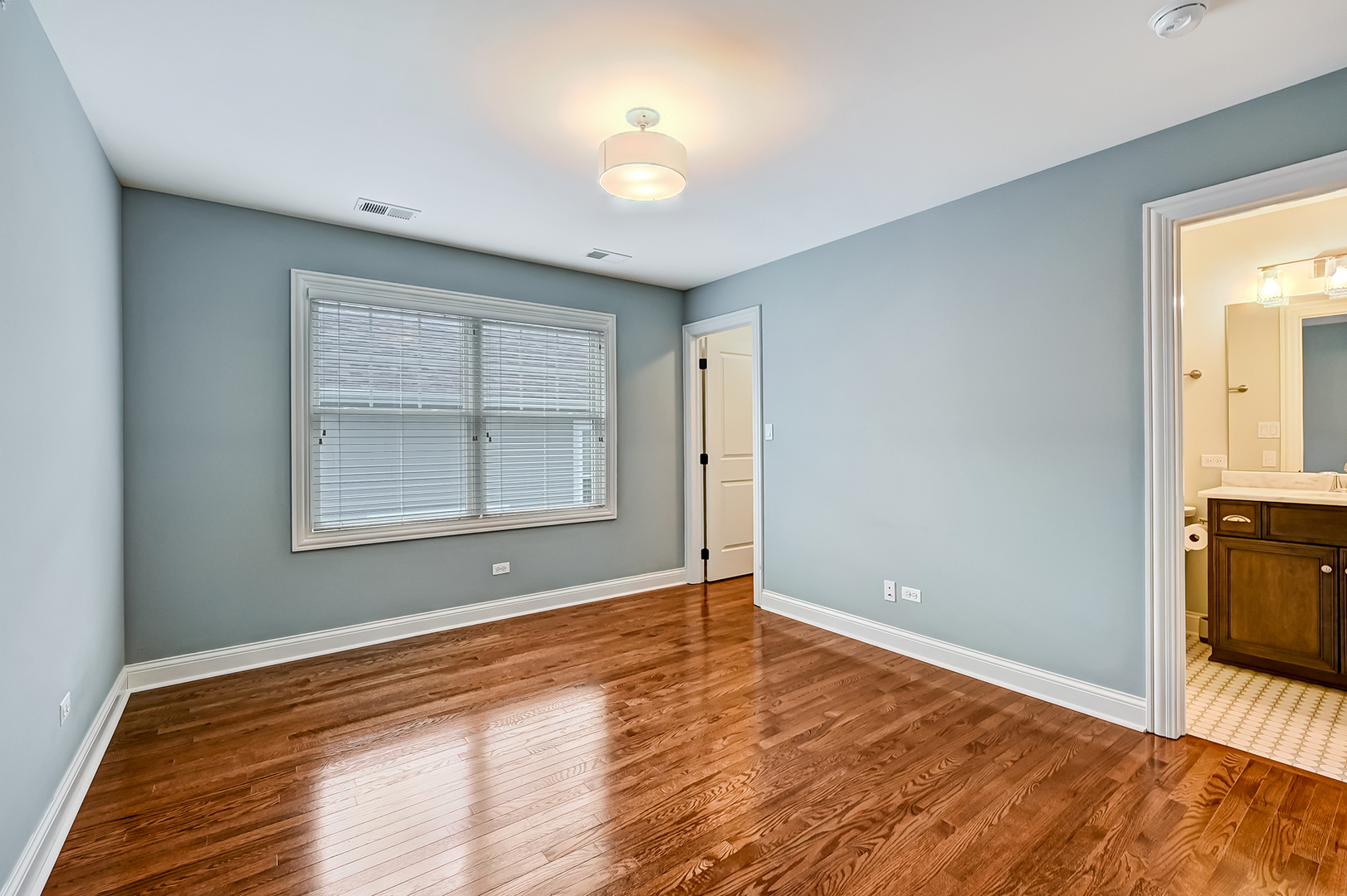 4 Oxford Avenue, Clarendon Hills, IL 60514