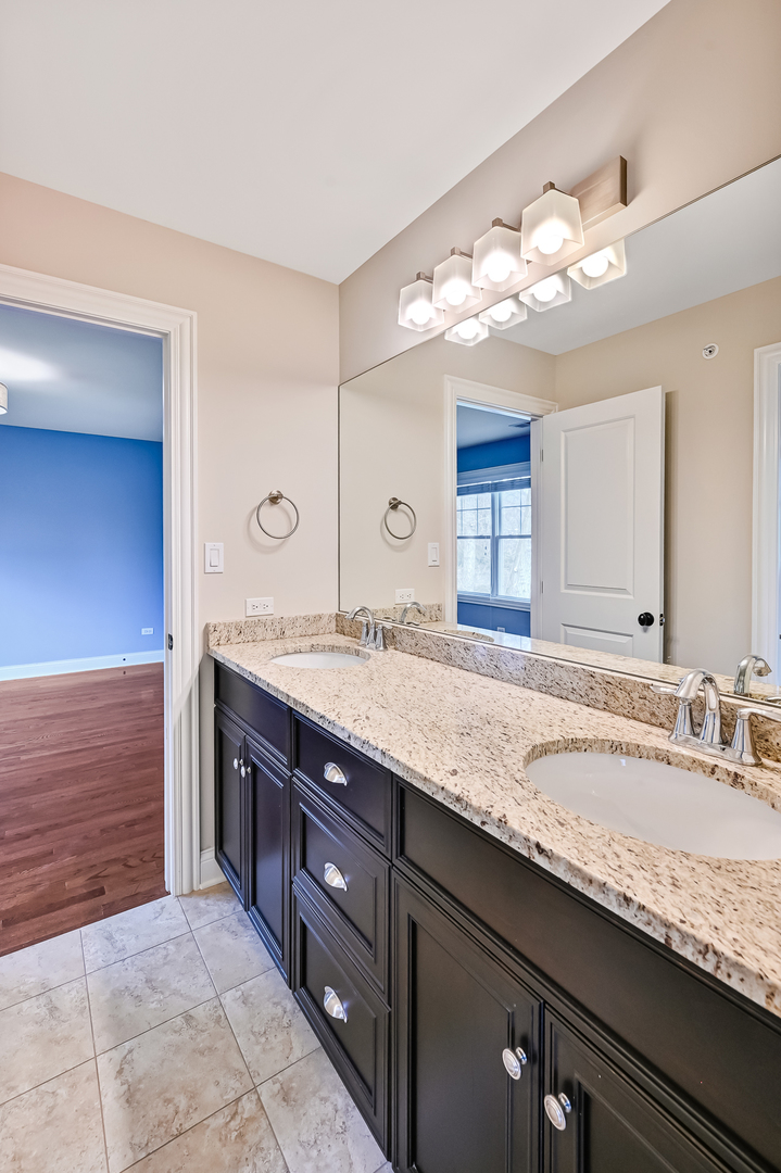 4 Oxford Avenue, Clarendon Hills, IL 60514