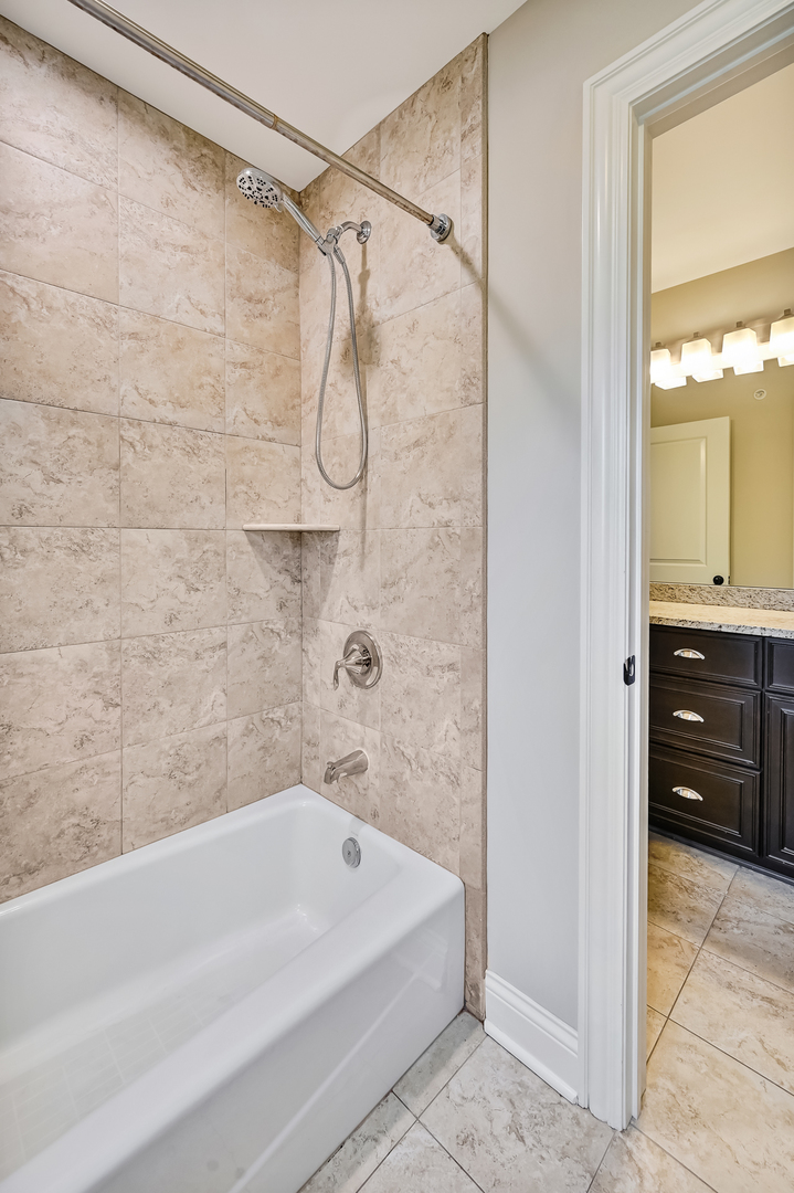 4 Oxford Avenue, Clarendon Hills, IL 60514