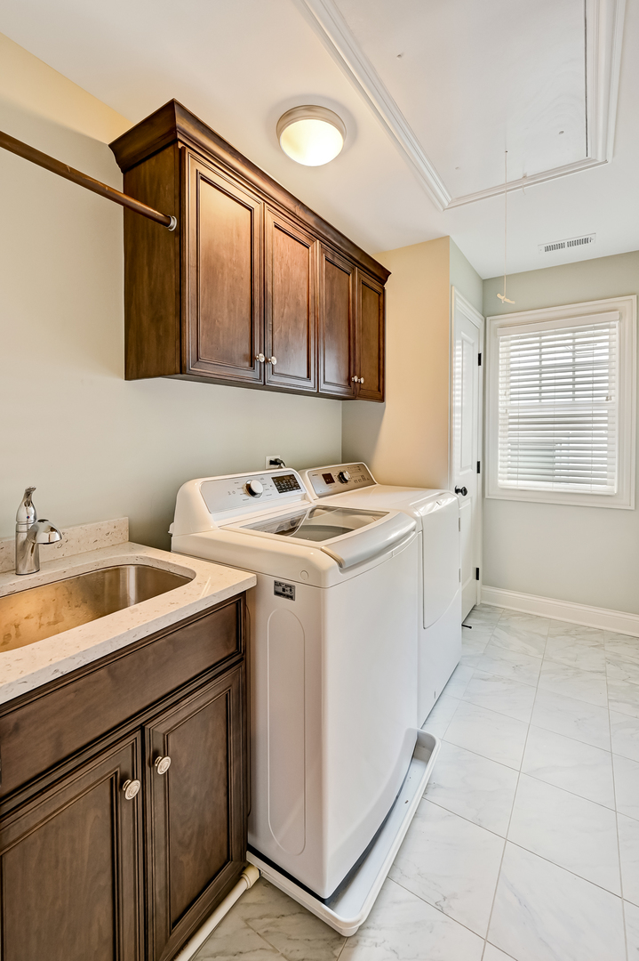 4 Oxford Avenue, Clarendon Hills, IL 60514