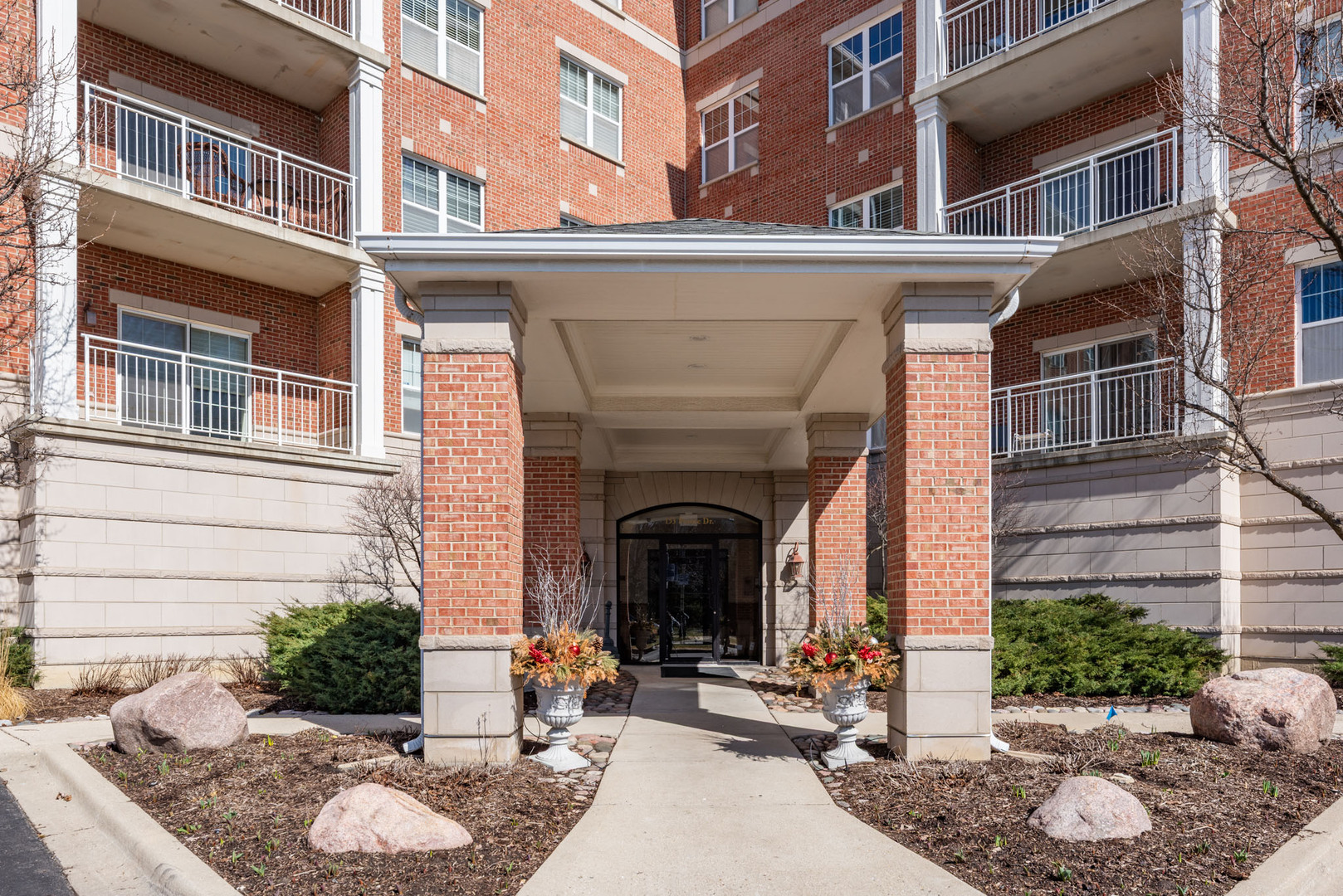 153 Pointe Drive #201, Northbrook, IL 60062