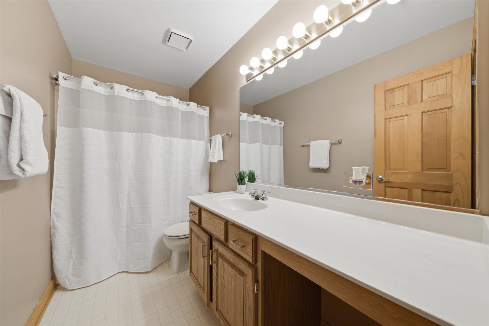 1030 Mount Vernon Drive, Grayslake, IL 60030