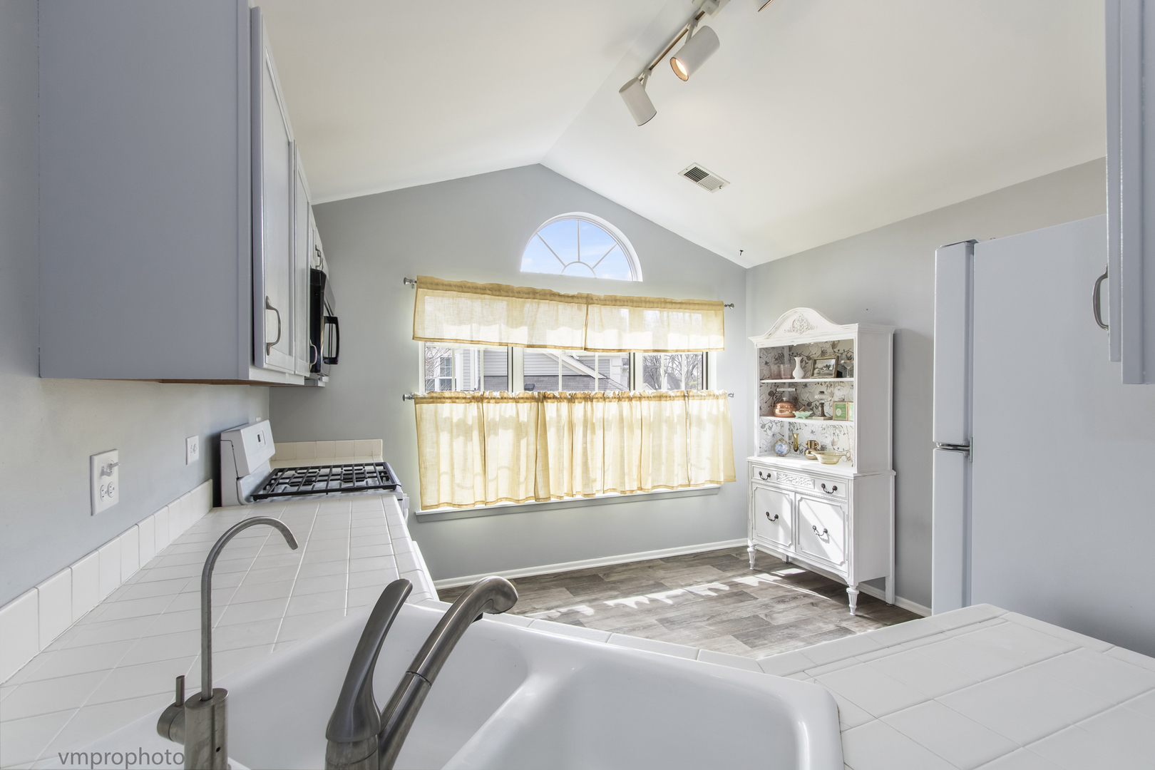 30W019 Juniper Court #30W019, Warrenville, IL 60555