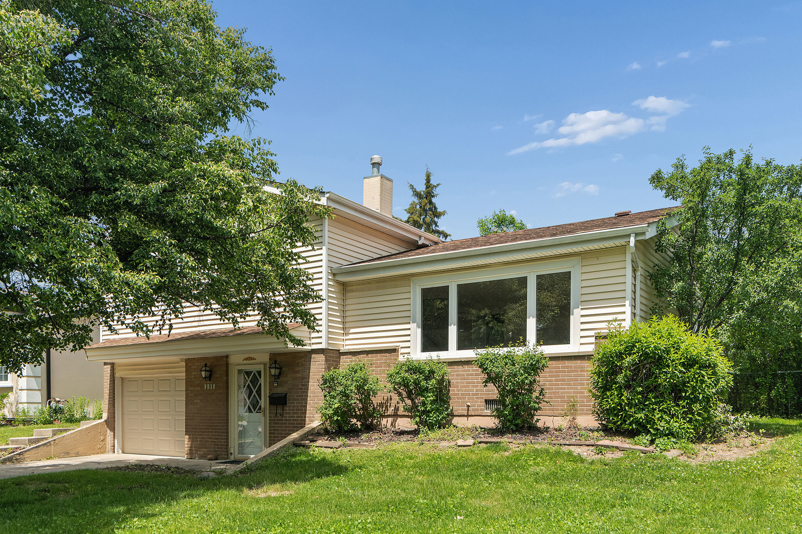 9018 Forest Lane, Hickory Hills, IL 60457
