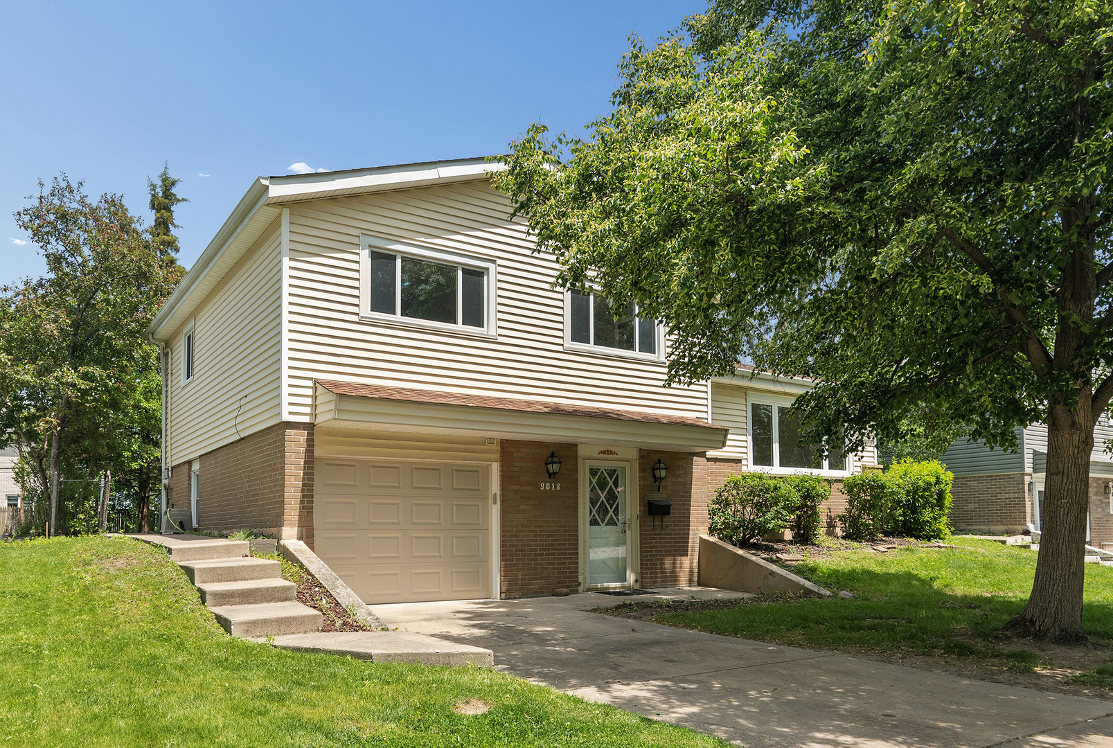 9018 Forest Lane, Hickory Hills, IL 60457